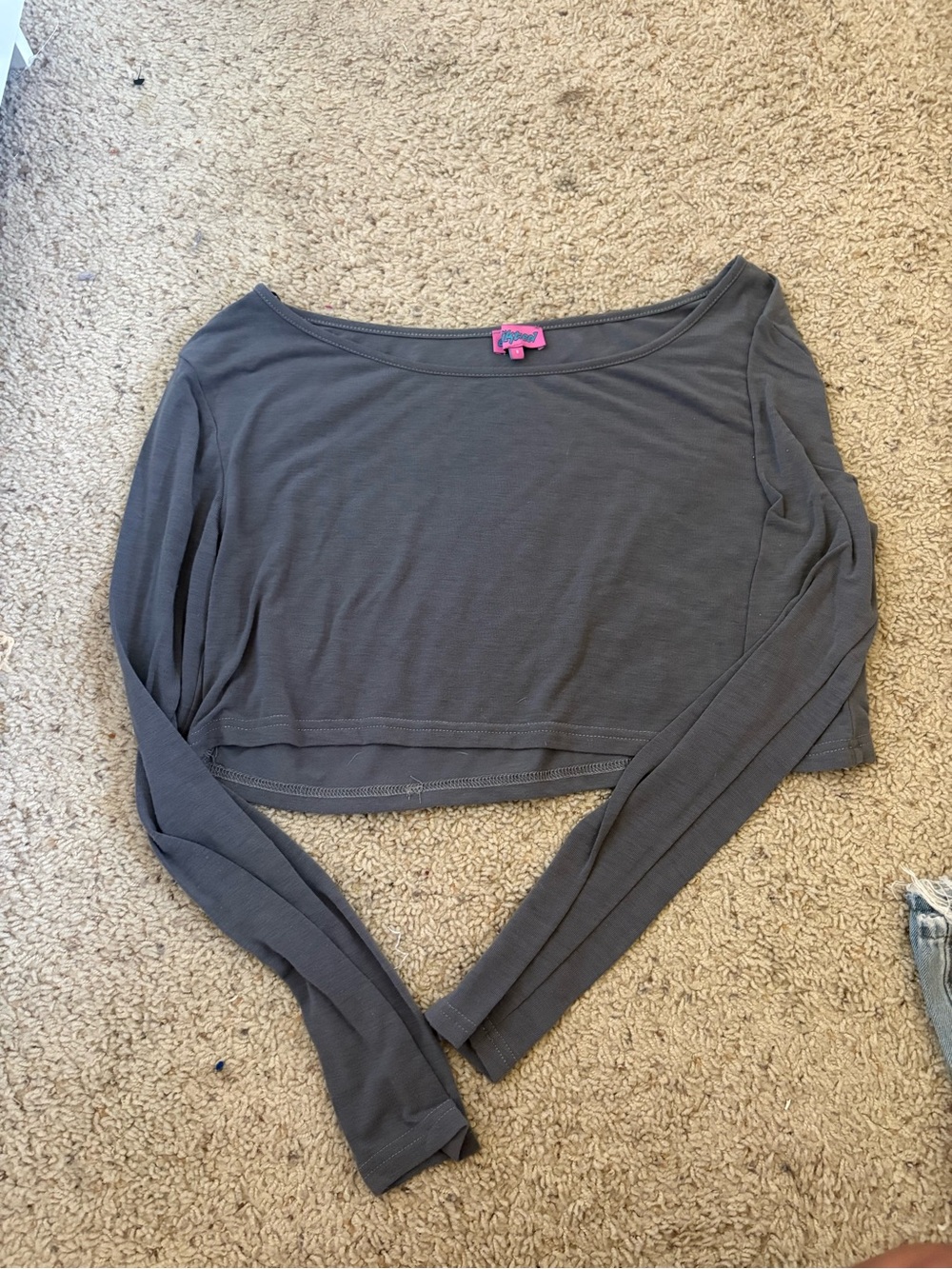 Edikted Charcoal Gray Long-Sleeve Cropped Tee - Picture 1 of 2